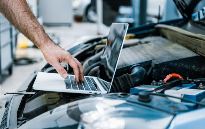 Mecánico moderno utilizando tecnología para ofrecer los mejores servicios a los clientes